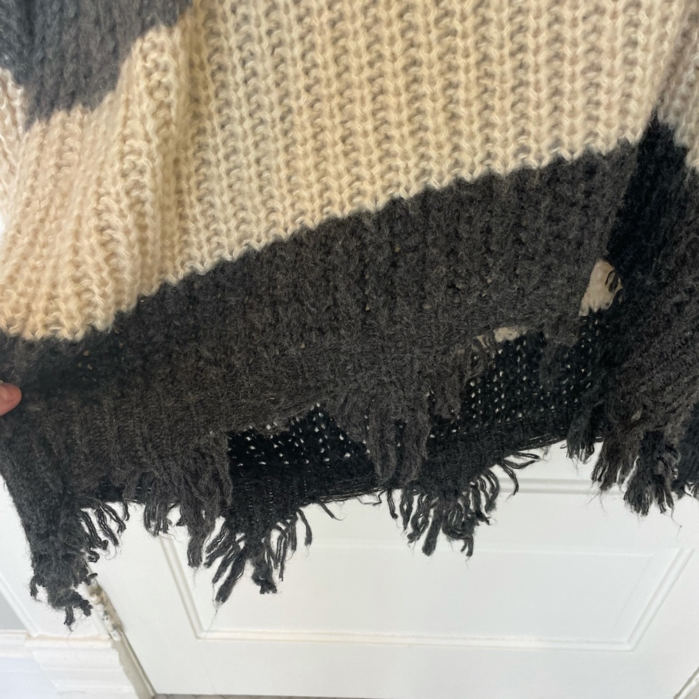 Color Block Ripped Sweater - Picture 6 of 7